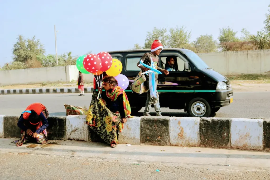 Women and kids are vendors on Indian roads.