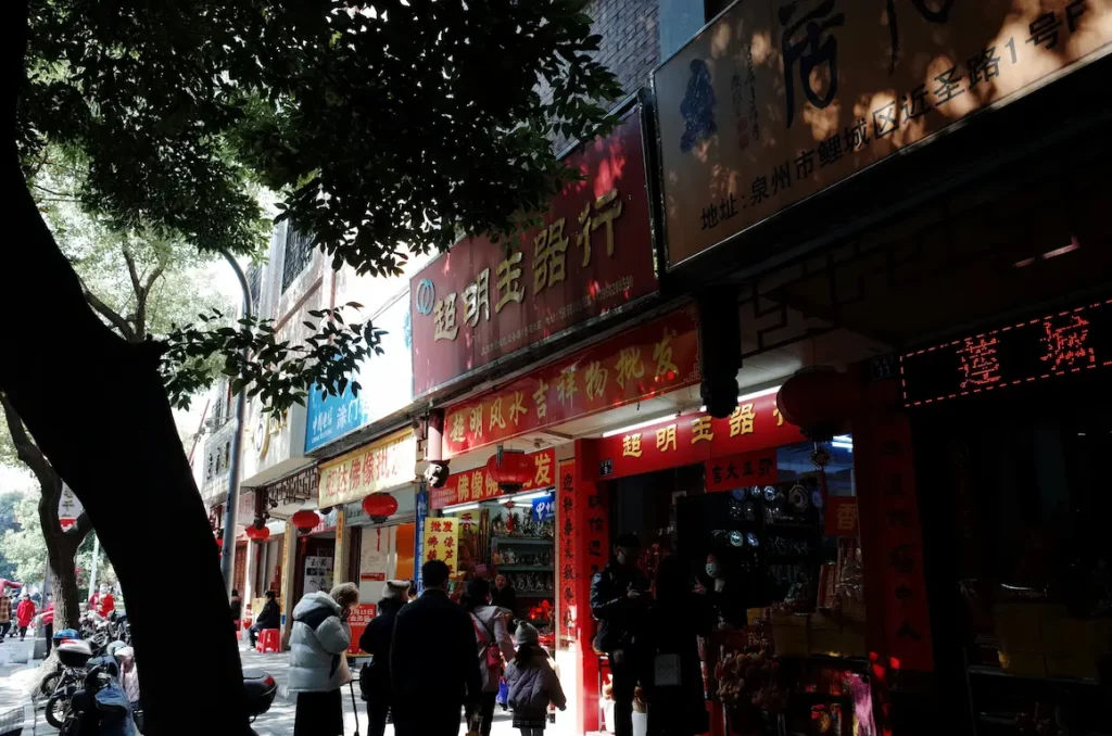 Everything is Cashlash in China, more than you think. Alipay and WeChat are used everywhere in China for payments. 
