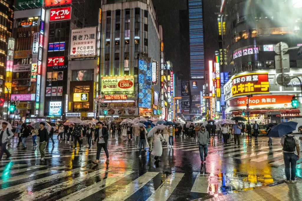  Tokyo summers are rainy. 