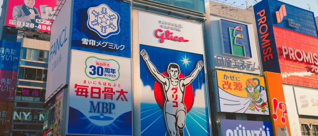 The popular Glico man sign of Osaka's Dotonbori Street is best viewed with kids, and you can take picture. 