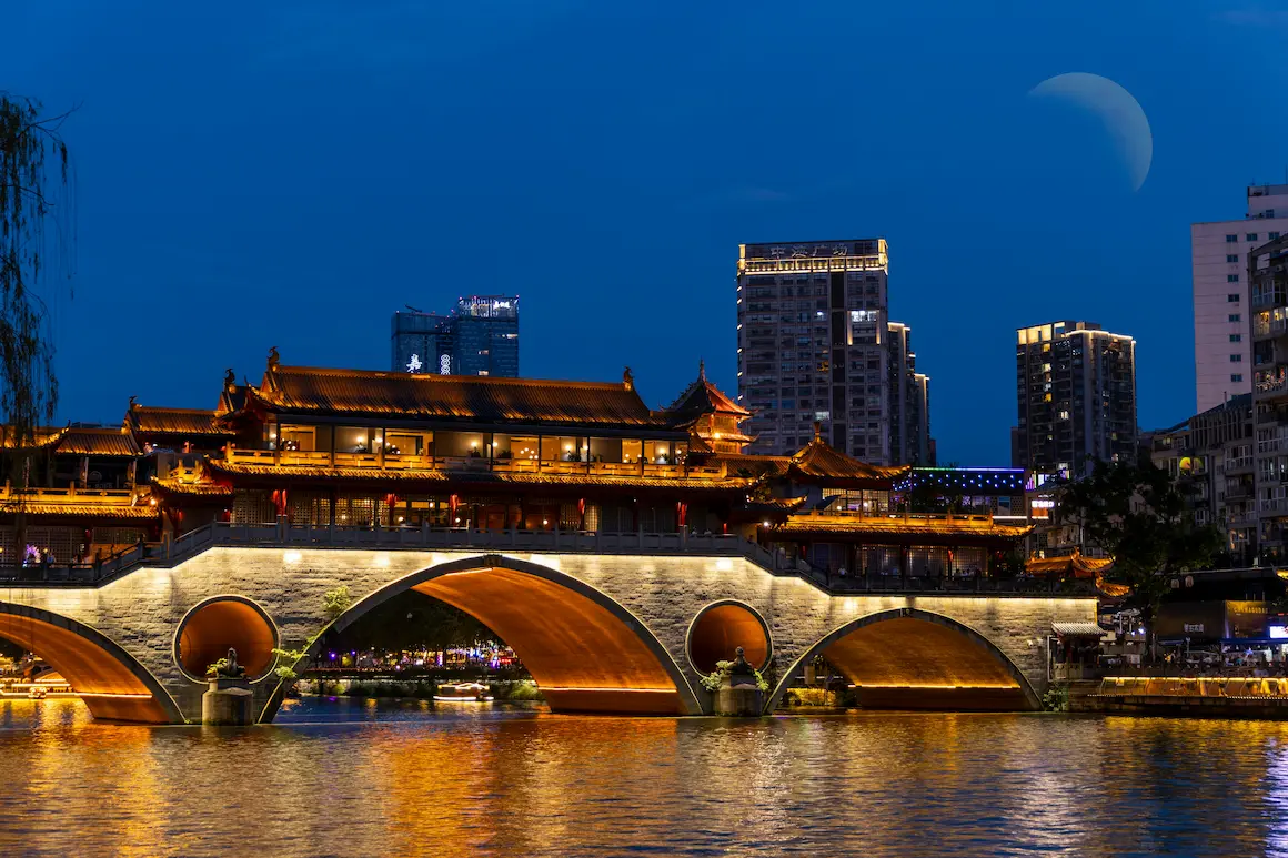 Chengdu with kids at Anshun Bridge