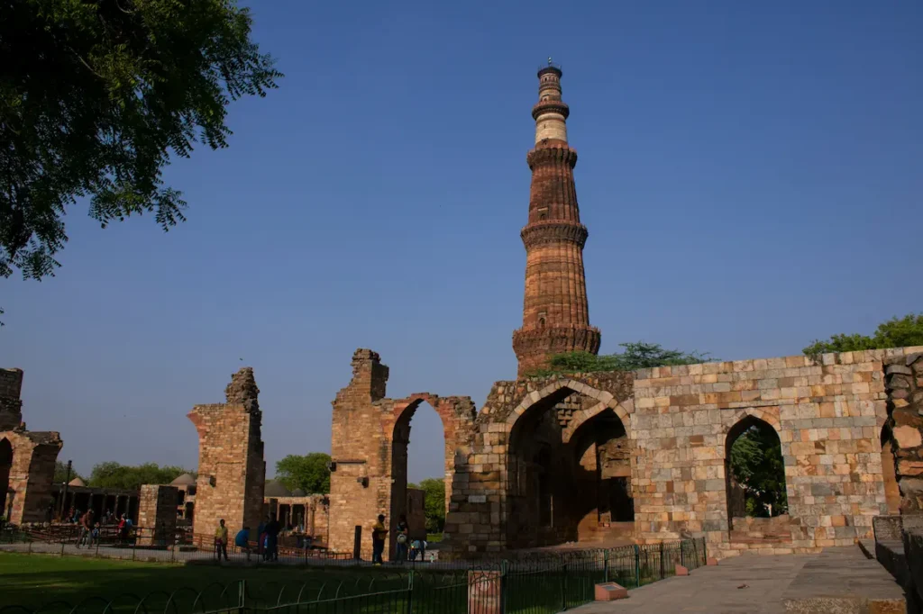 Rajon ki Baoli is in Mehrauli Archaeological Park, Delhi