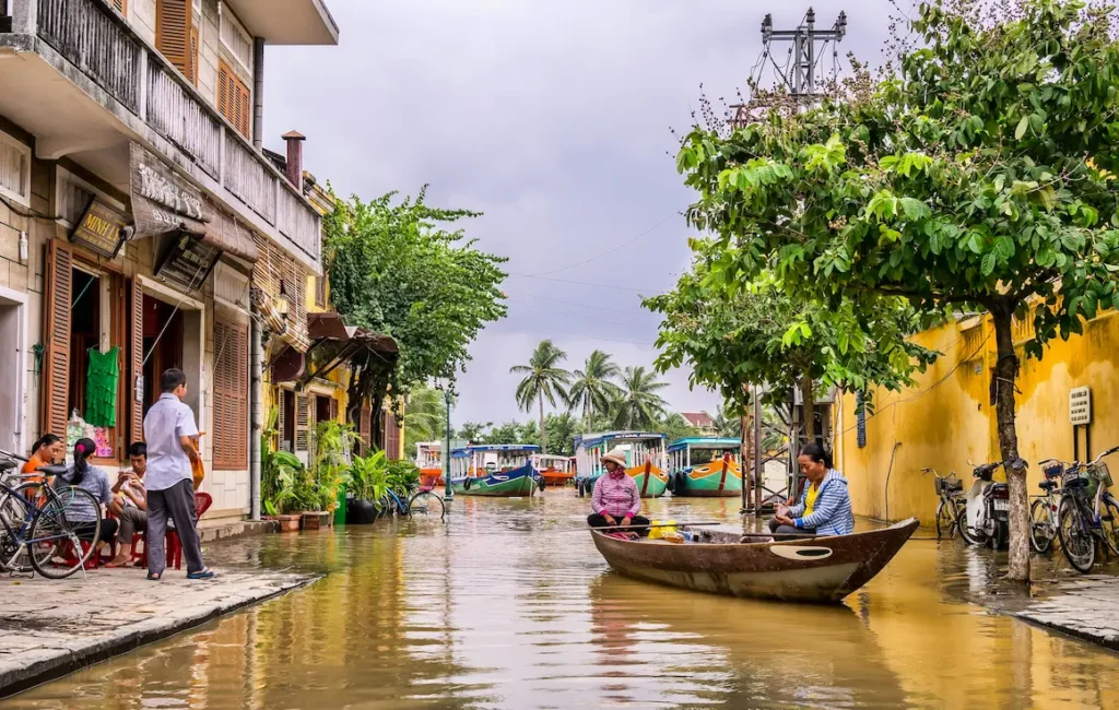 June to August is the rainy season in Vietnam. This is the time to experience the feeling of the Venice of Vietnam, the boat roads in Hanoi, every year. 