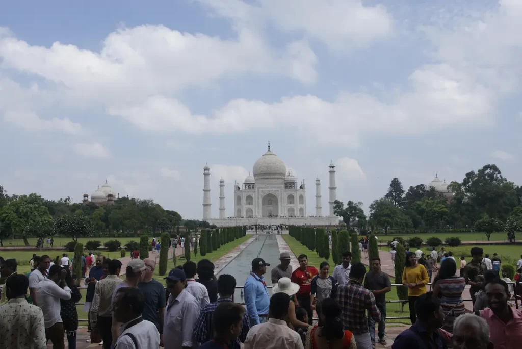 crowd at taj mahal