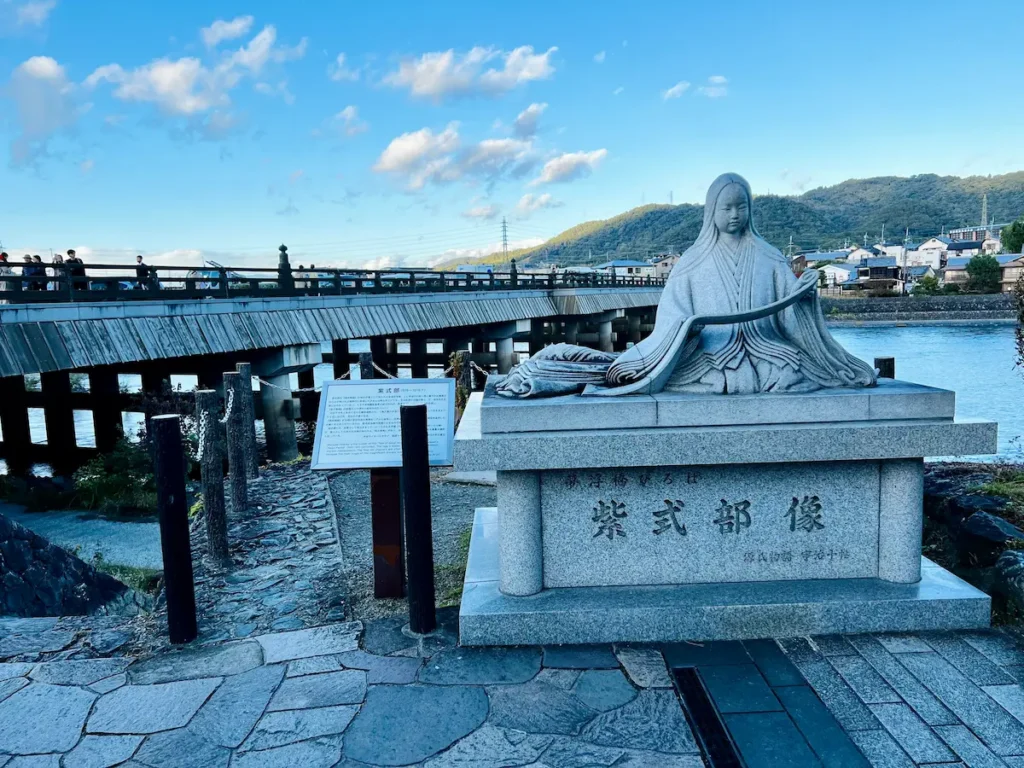 walk along the Uji River, a statue of the writer of the world's first novel.