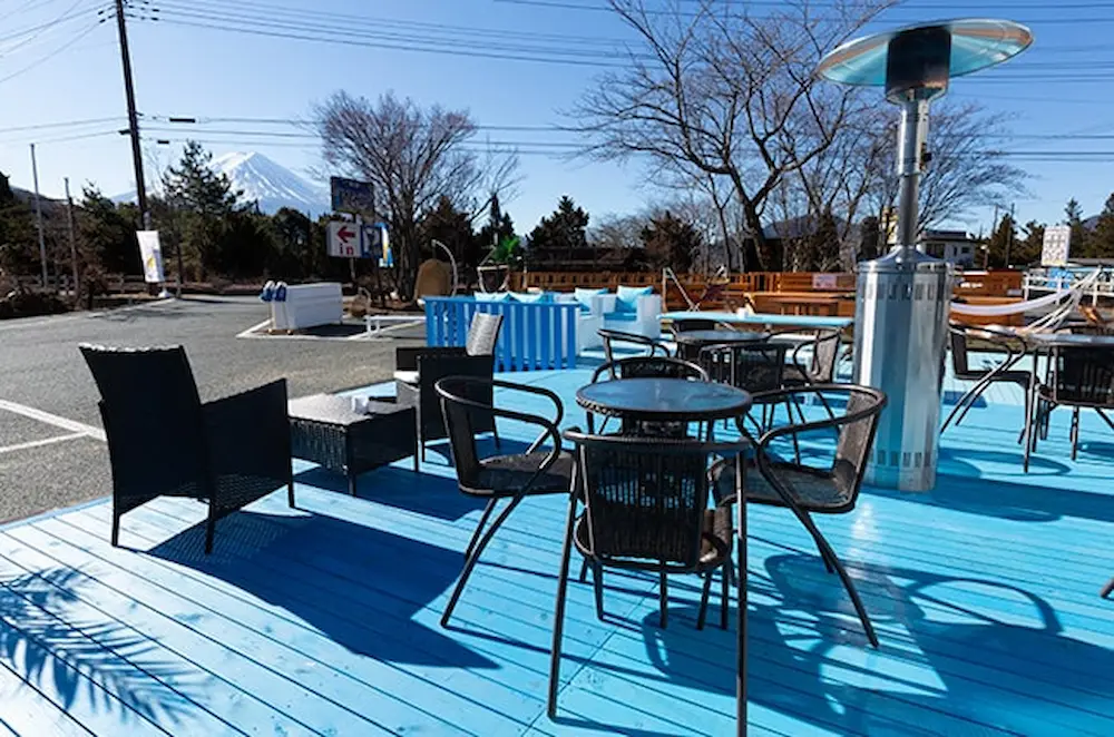 Family lunch at Kawaguchiko Craft Park Café—Mt. Fuji-shaped Japanese curry.