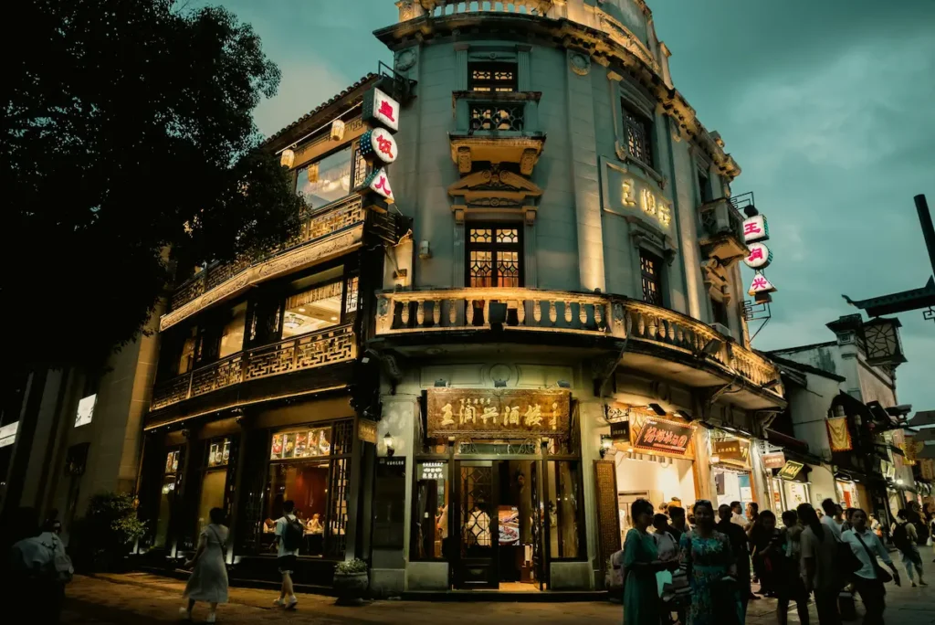 The 100-year-old, state-owned Hangzhou Restaurant is the best place to have dinner in Hangzhou with kids