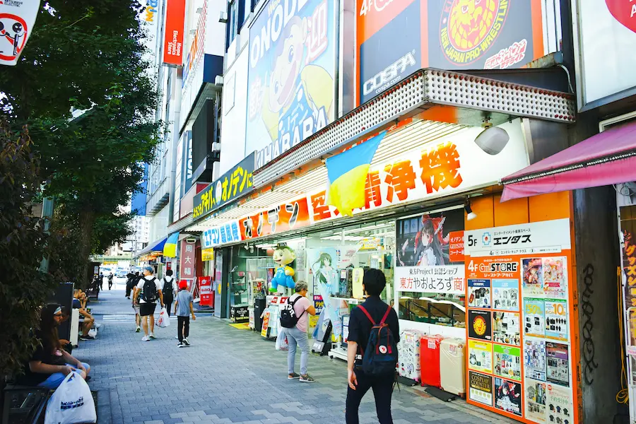 kids choosing a drink from a vending machine in Japan