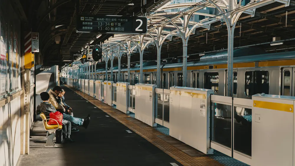 The family is waiting for the JR Line in Tokyo Station for a Hakone day trip.