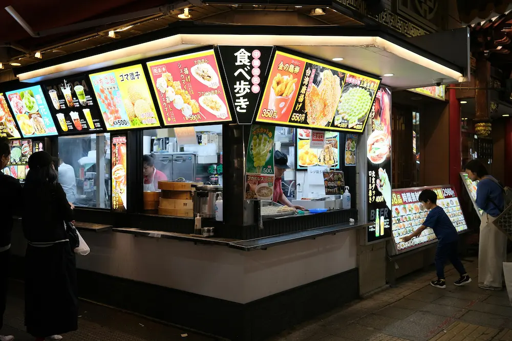 kids eating and playing helping adjust to jet lag travel routine.