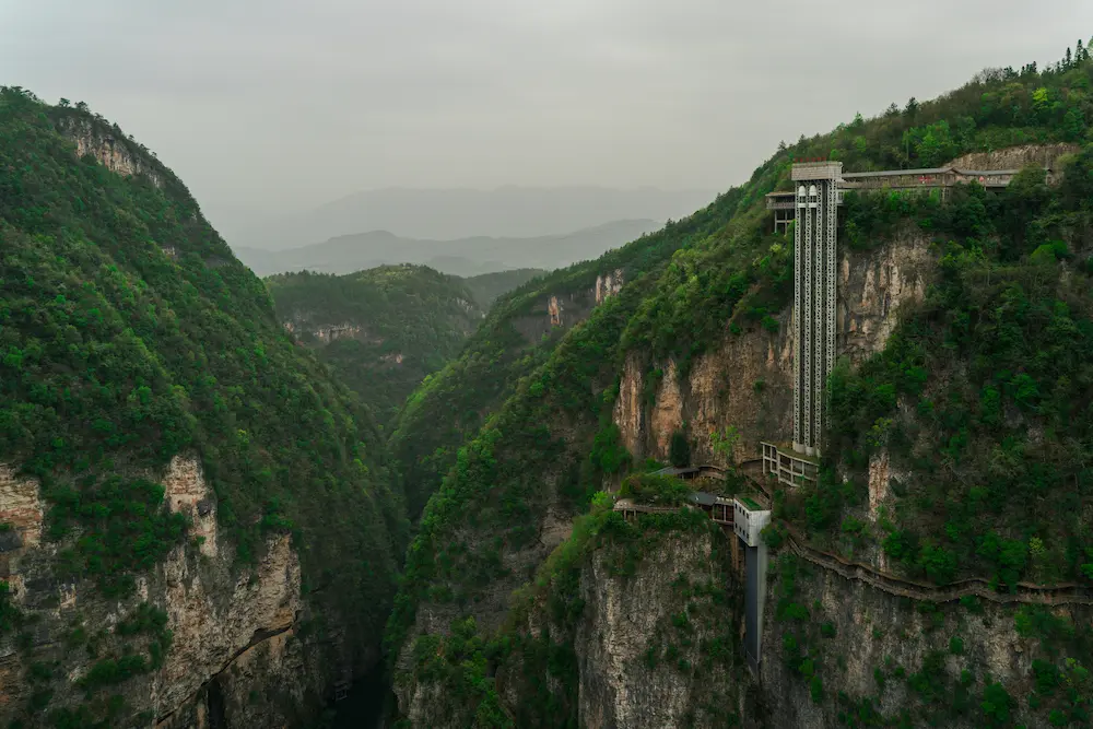 Kids look at the Bailong elevator with amazement.