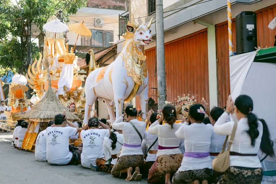 kids enjoying random cultural performance on road in Bali.