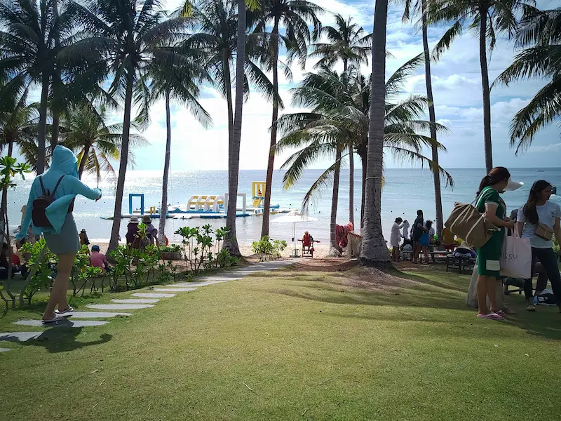 A family enjoying beach time in Phu Quoc. 