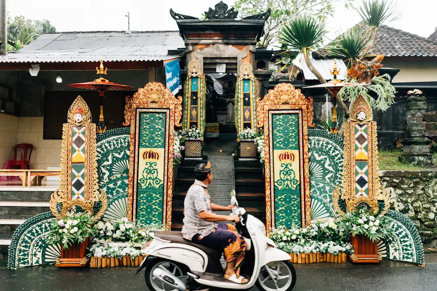 Family exploring rice terraces and temples in Ubud Bali with kids
