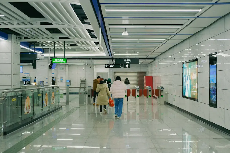 Family traveler using mobile data and digital payments in China